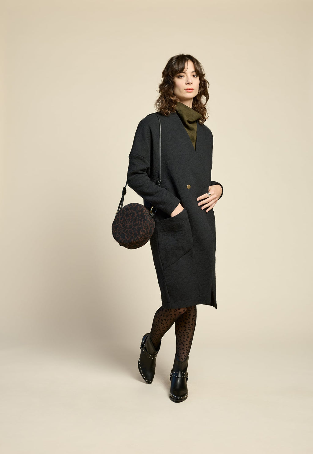 Round-shaped shoulder handbag VEINAGE x Cokluch