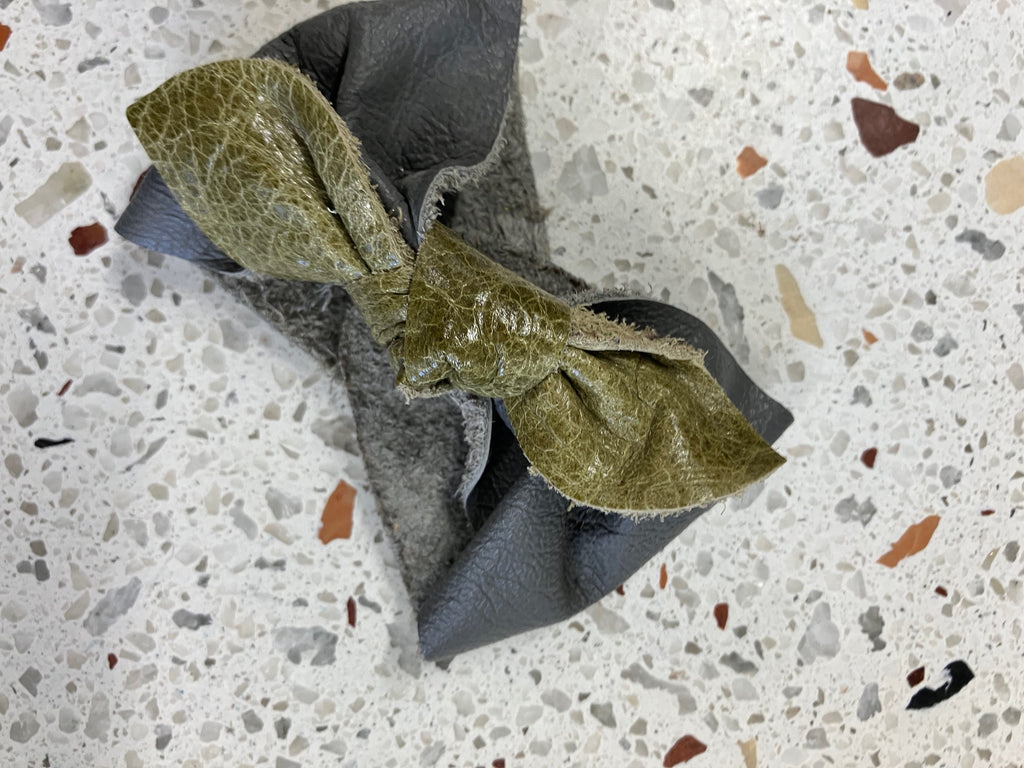 ONE OF A KIND Leather bow bracelet