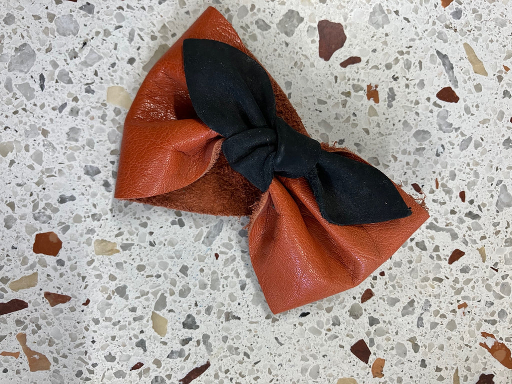 ONE OF A KIND Leather bow bracelet