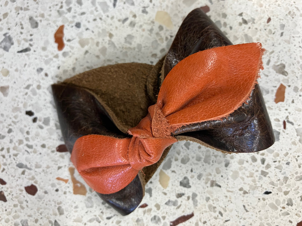 ONE OF A KIND Leather bow bracelet