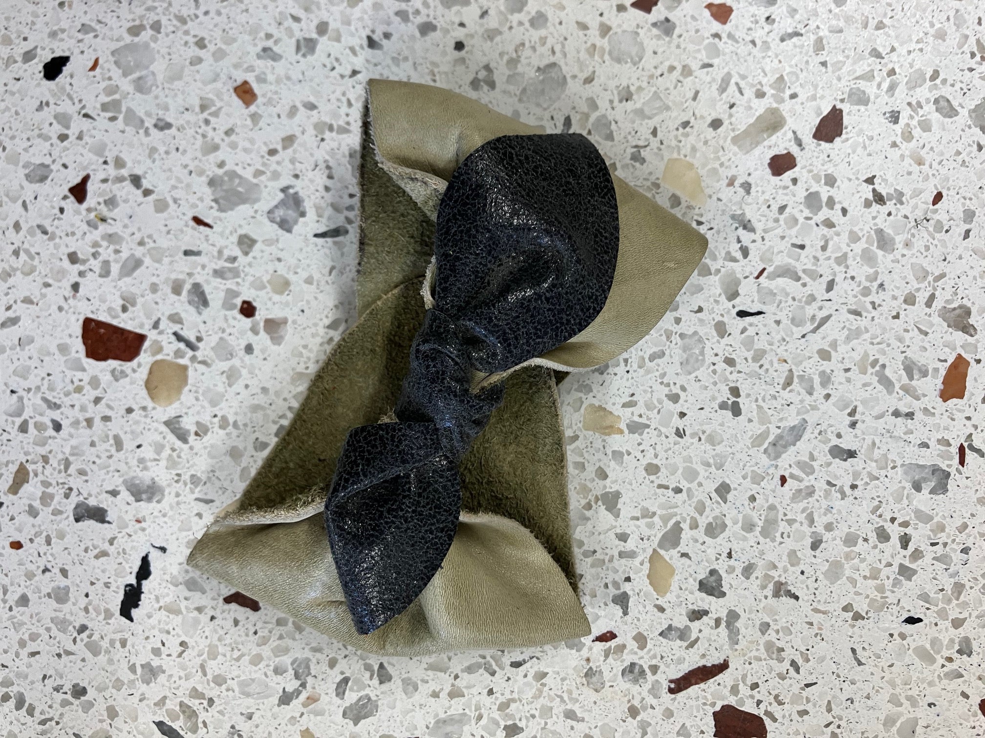 ONE OF A KIND Leather bow bracelet M