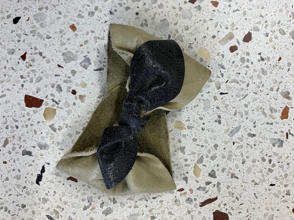 ONE OF A KIND Leather bow bracelet M