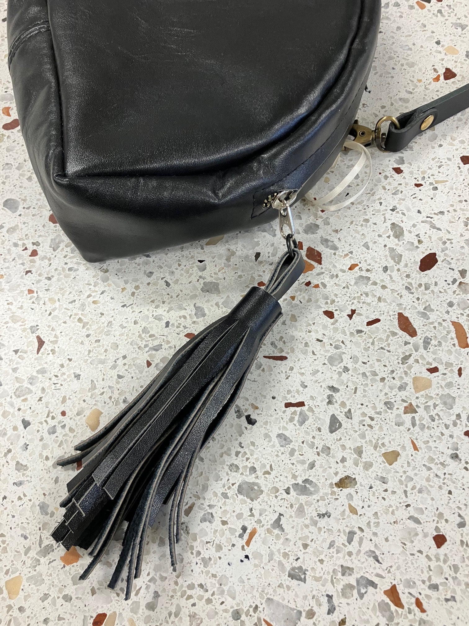 SAMPLE Leather shoulder bag with charm MERINGUE model