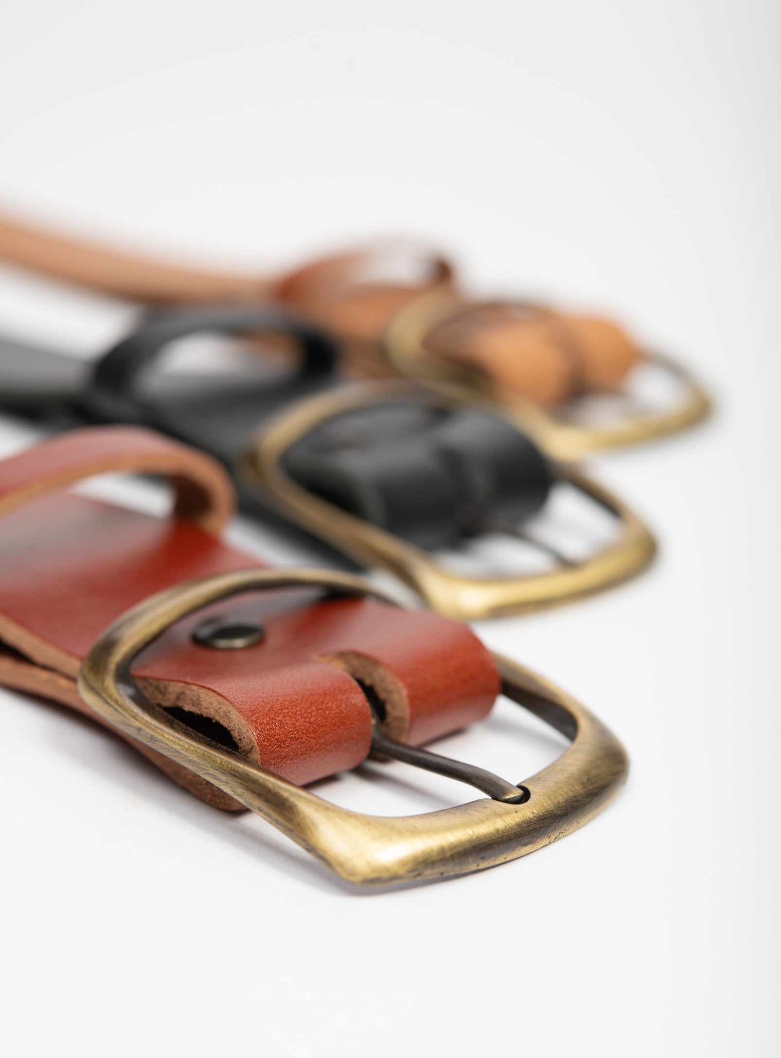 Leather belt with solid brass buckle by Veinage, handmade in Montreal, Canada