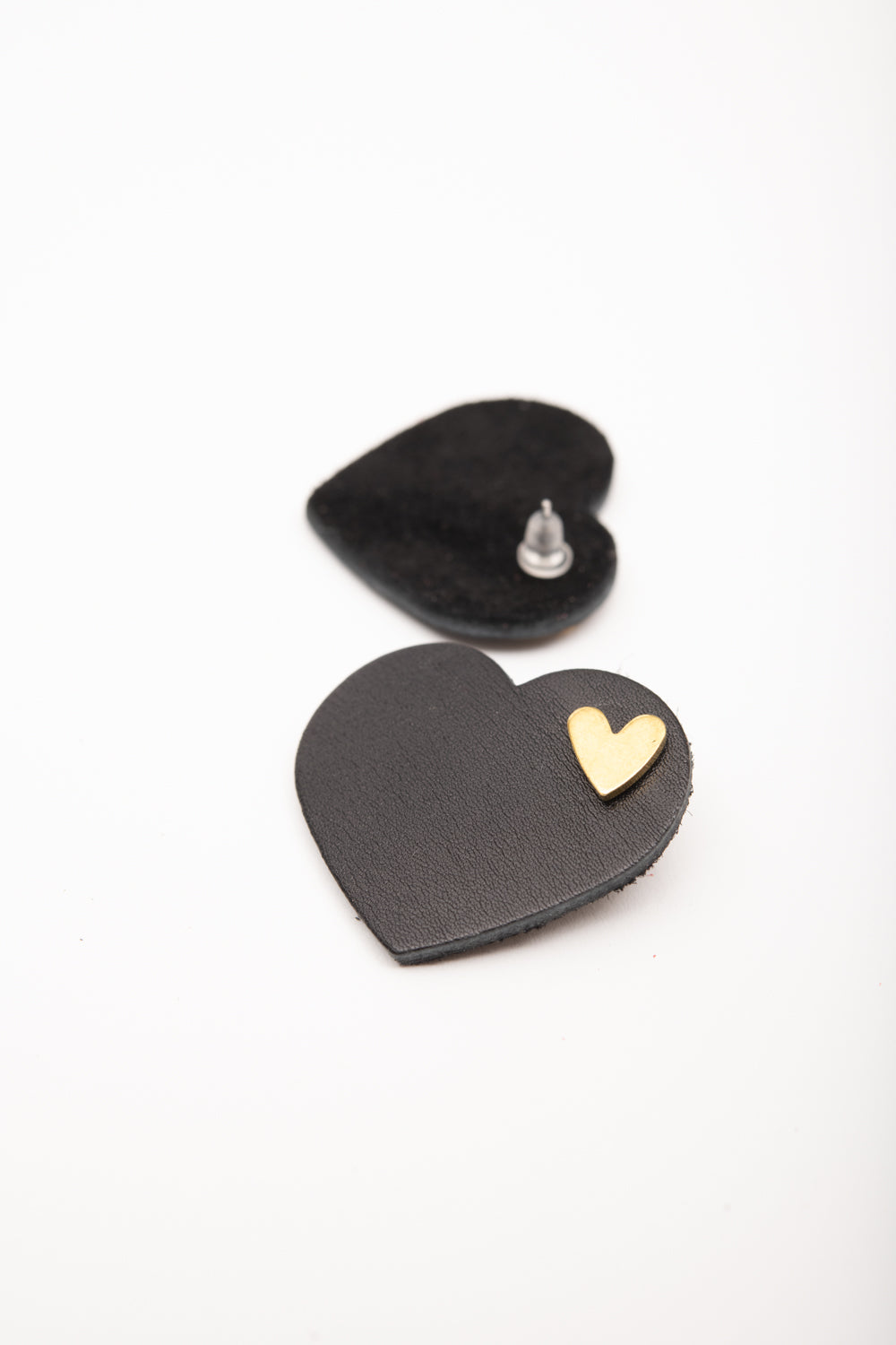 Veinage Heart-shaped leather and brass earrings Cœur de palmier model, made in Montreal, Canada