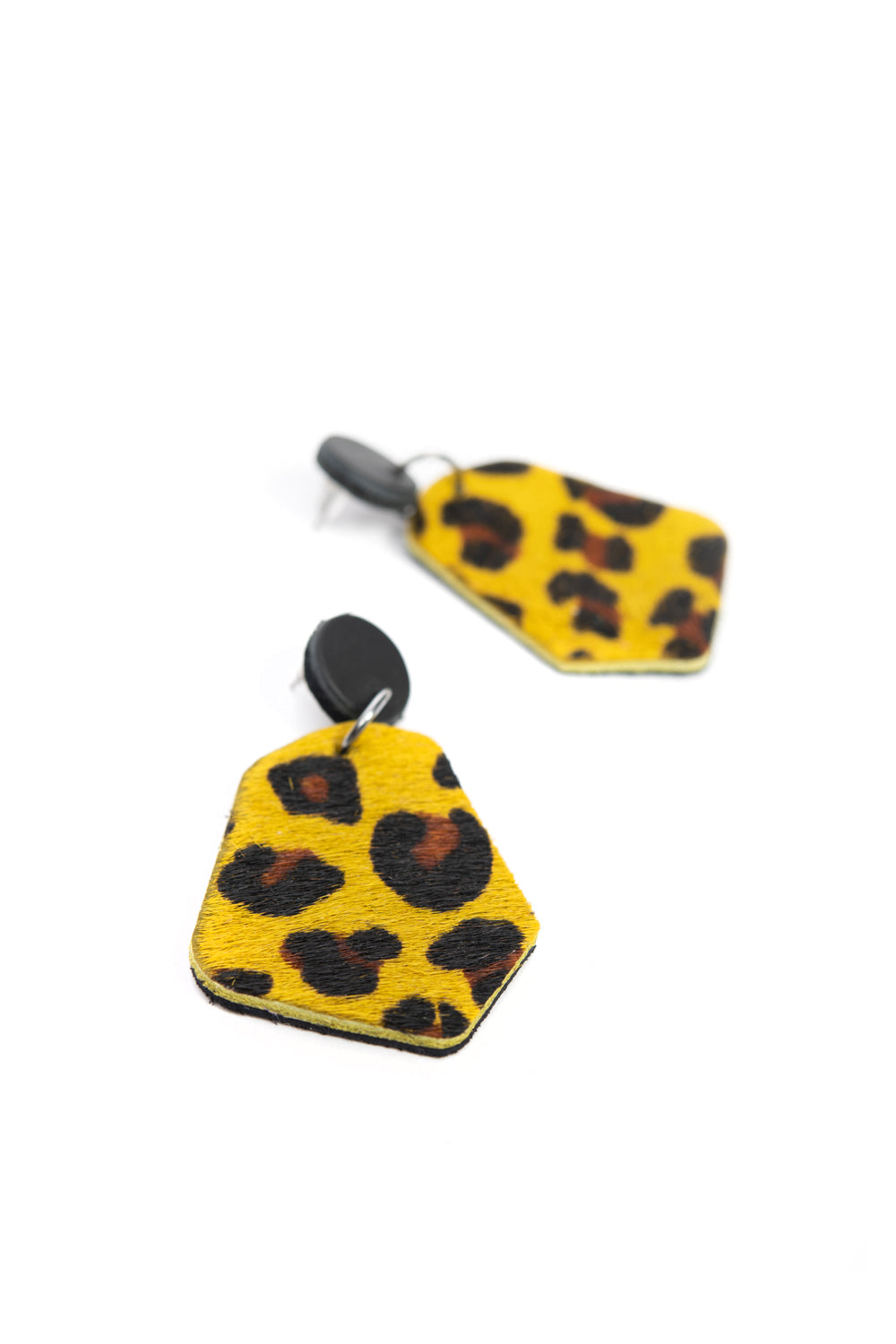 Large geometrical leather earrings DÉLIMA model