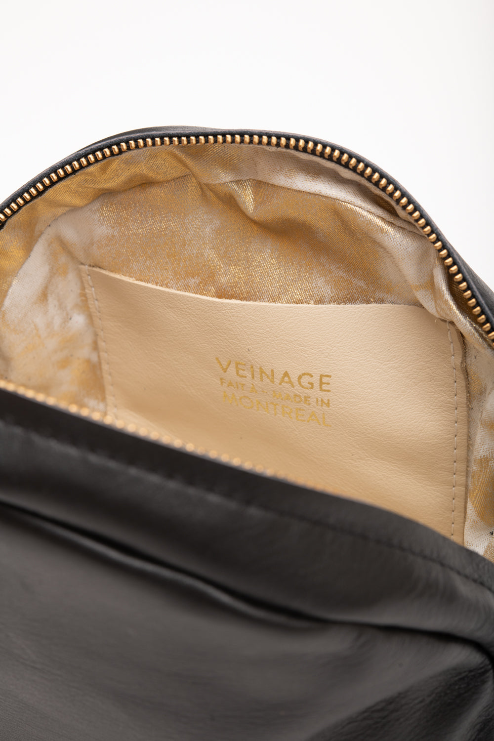 Veinage Leather Shoulder Bag with Charm MERINGUE model