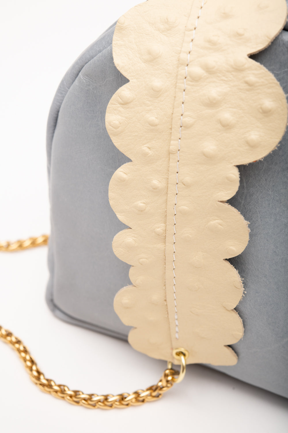 Veinage Leather Shoulder Bag with Charm MERINGUE model