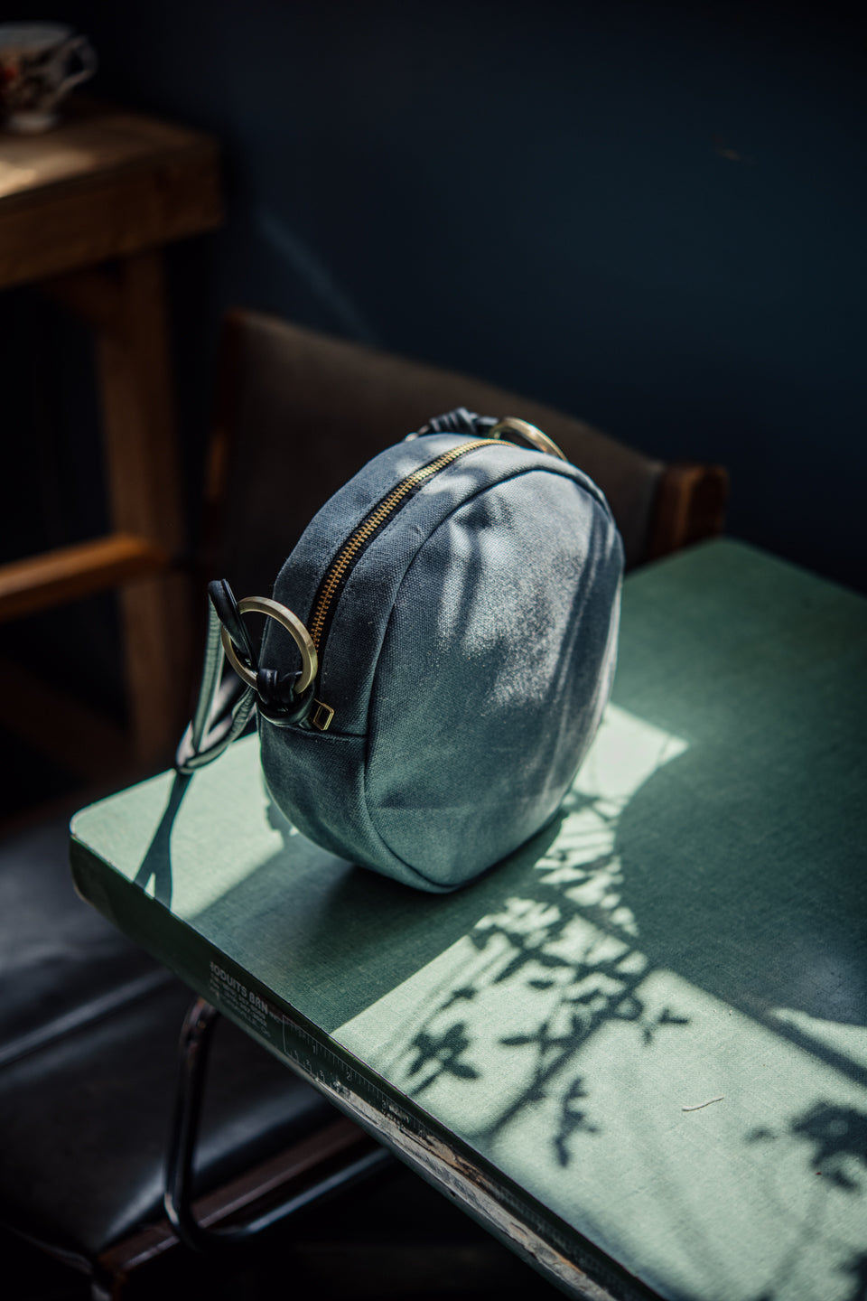 Round shoulder bag model ROTONDO of the collection Variable Geometry by VEINAGE, handmade in Montreal Canada