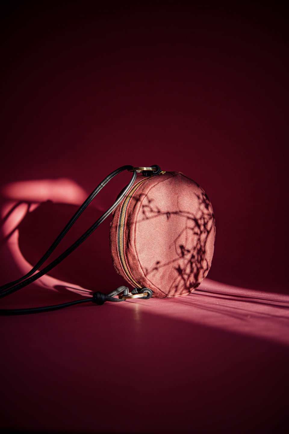 Round shoulder bag model ROTONDO of the collection Variable Geometry by VEINAGE, handmade in Montreal Canada