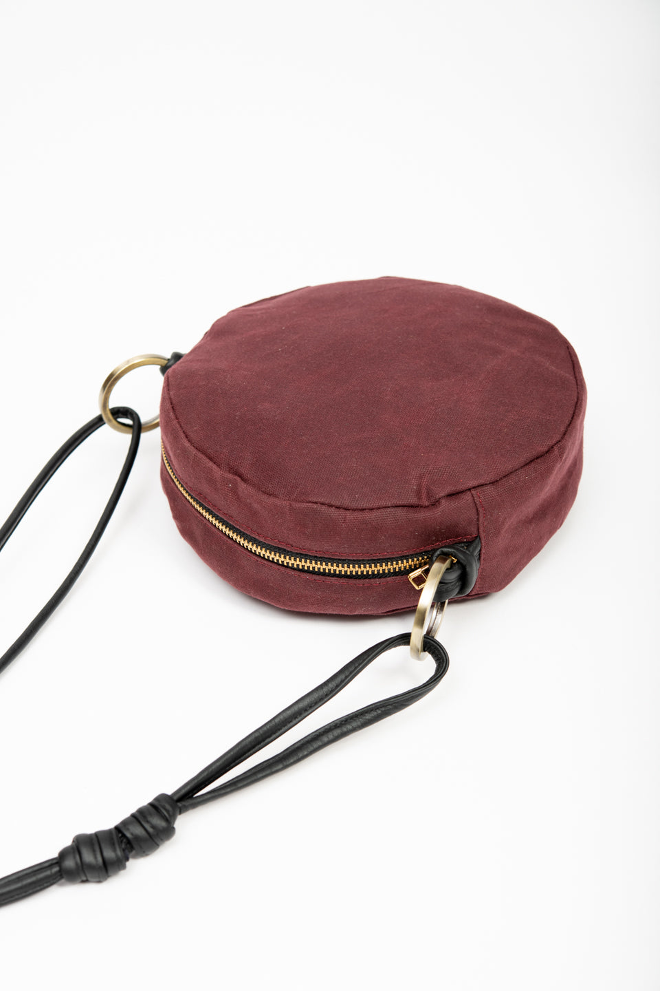 Round shoulder bag model ROTONDO of the collection Variable Geometry by VEINAGE, handmade in Montreal Canada