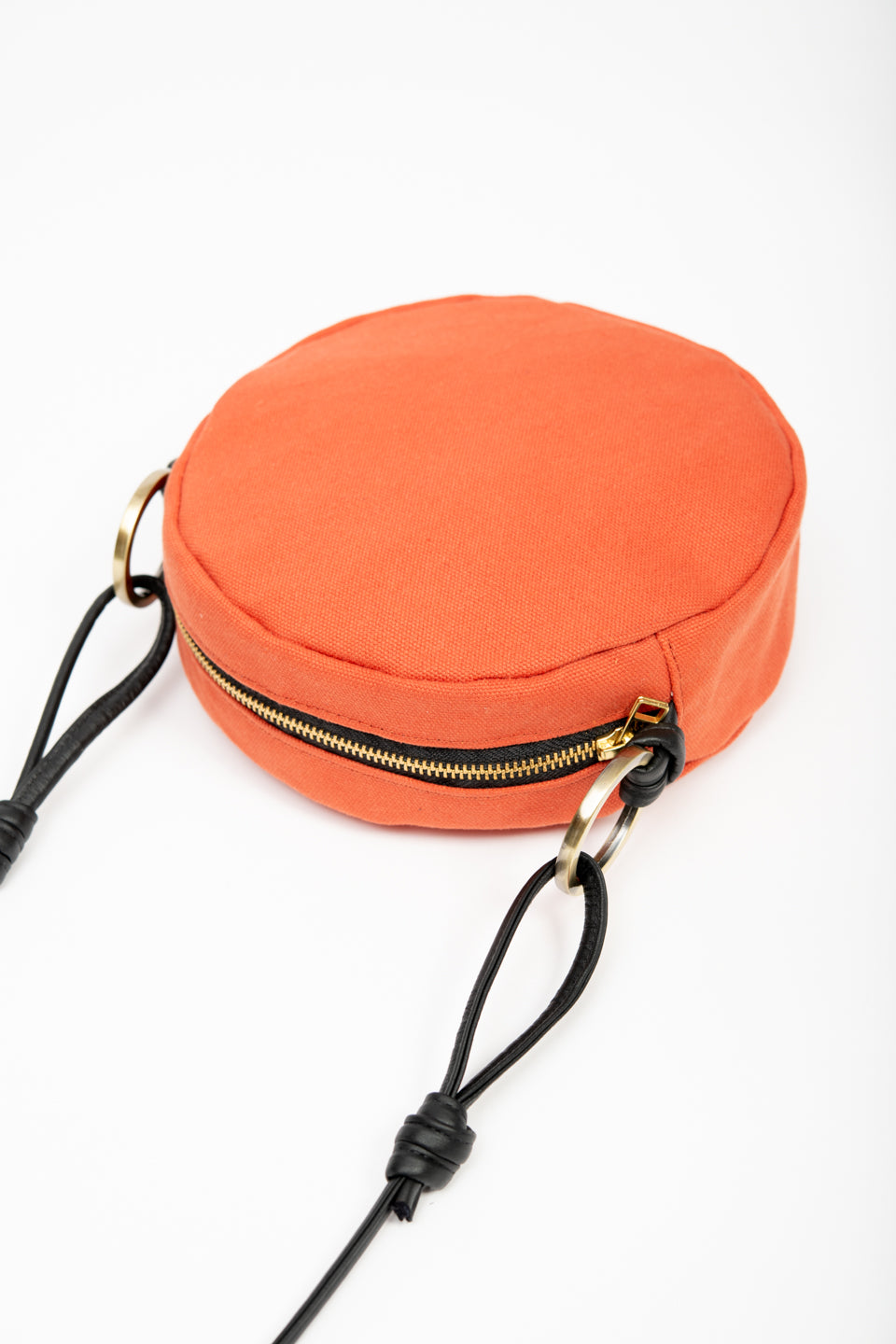 Round shoulder bag model ROTONDO of the collection Variable Geometry by VEINAGE, handmade in Montreal Canada