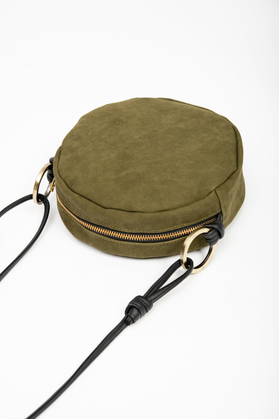 Round shoulder bag model ROTONDO of the collection Variable Geometry by VEINAGE, handmade in Montreal Canada