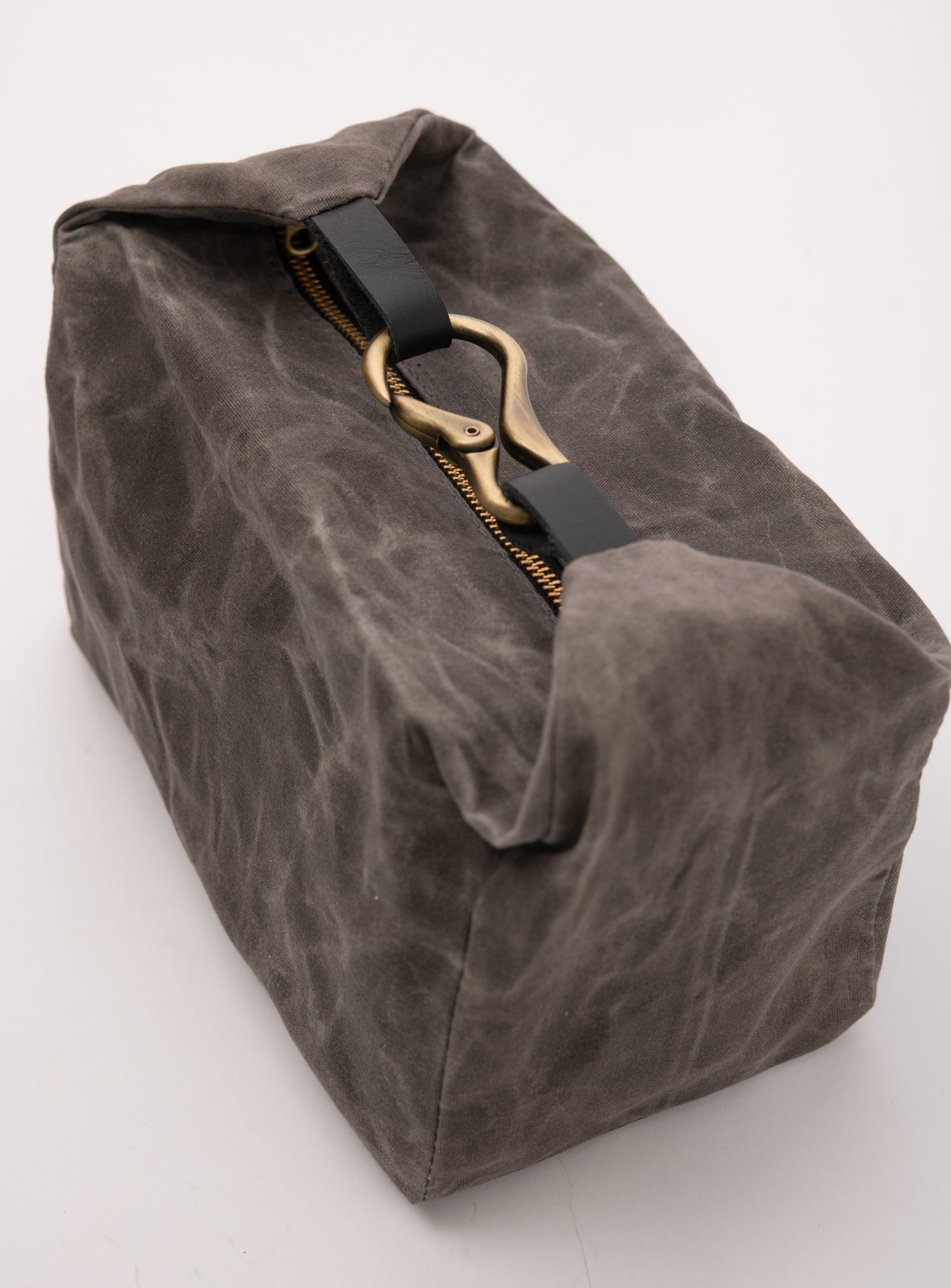 Veinage Travel case in waxed canvas DES CARRIÈRES model, handmade in Montreal Canada