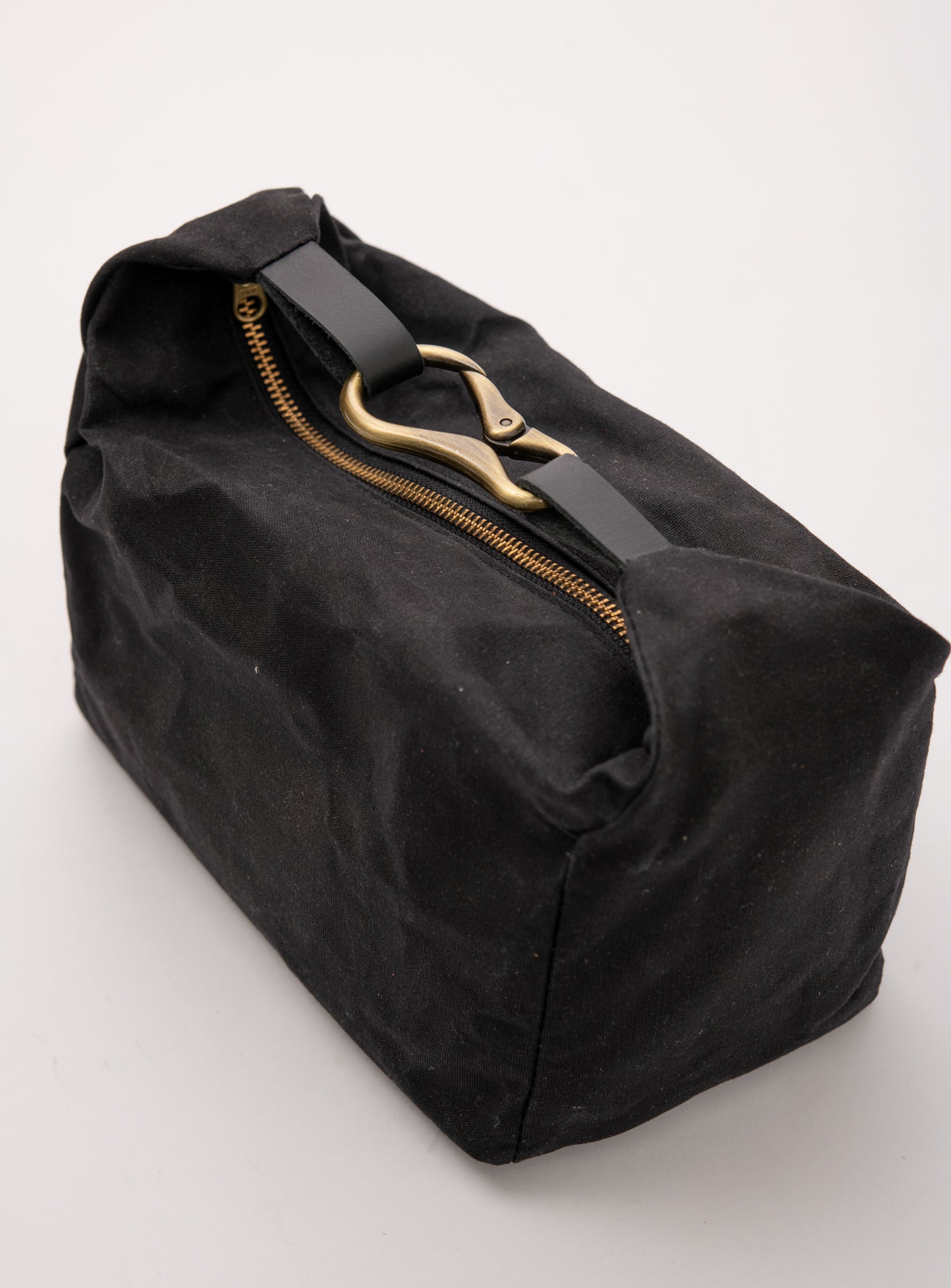 Veinage Travel case in waxed canvas DES CARRIÈRES model, handmade in Montreal Canada