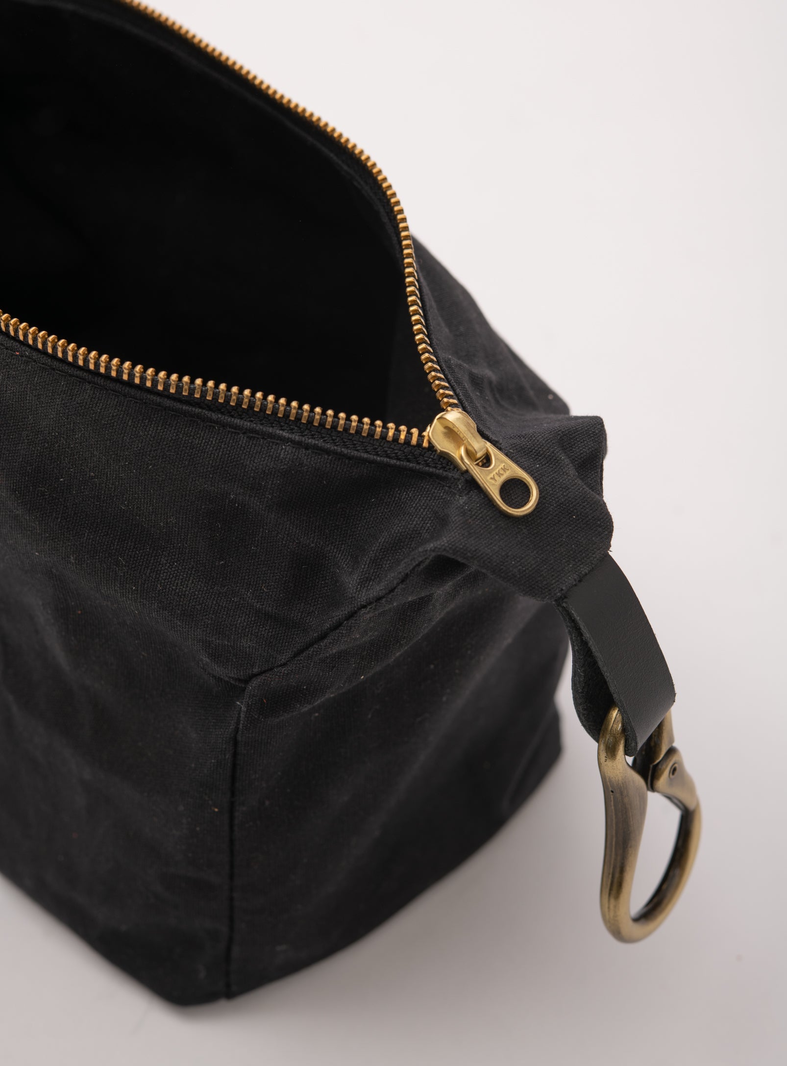 Veinage Travel case in waxed canvas DES CARRIÈRES model, handmade in Montreal Canada