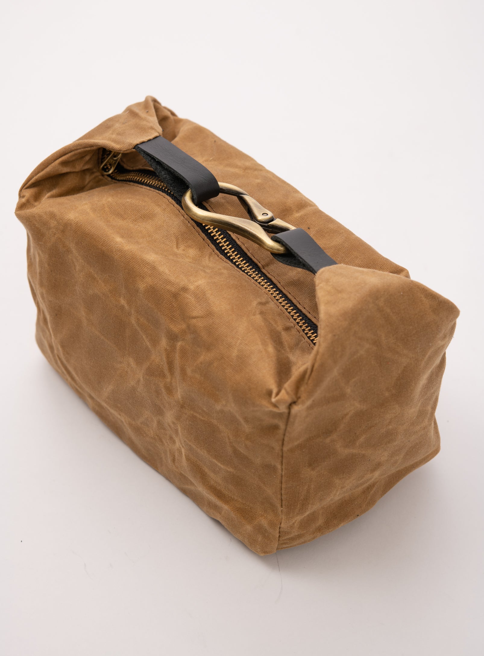 Veinage Travel case in waxed canvas DES CARRIÈRES model, handmade in Montreal Canada