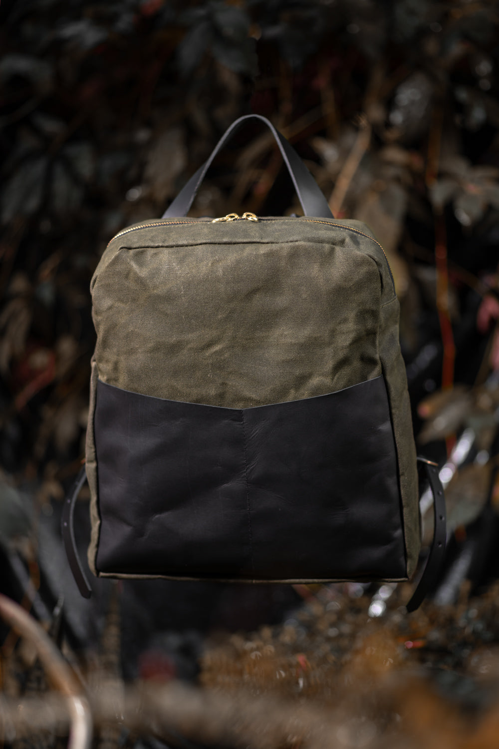 Veinage Gilford black leather and army green waxed canvas backpack, handmade in Montreal Canada