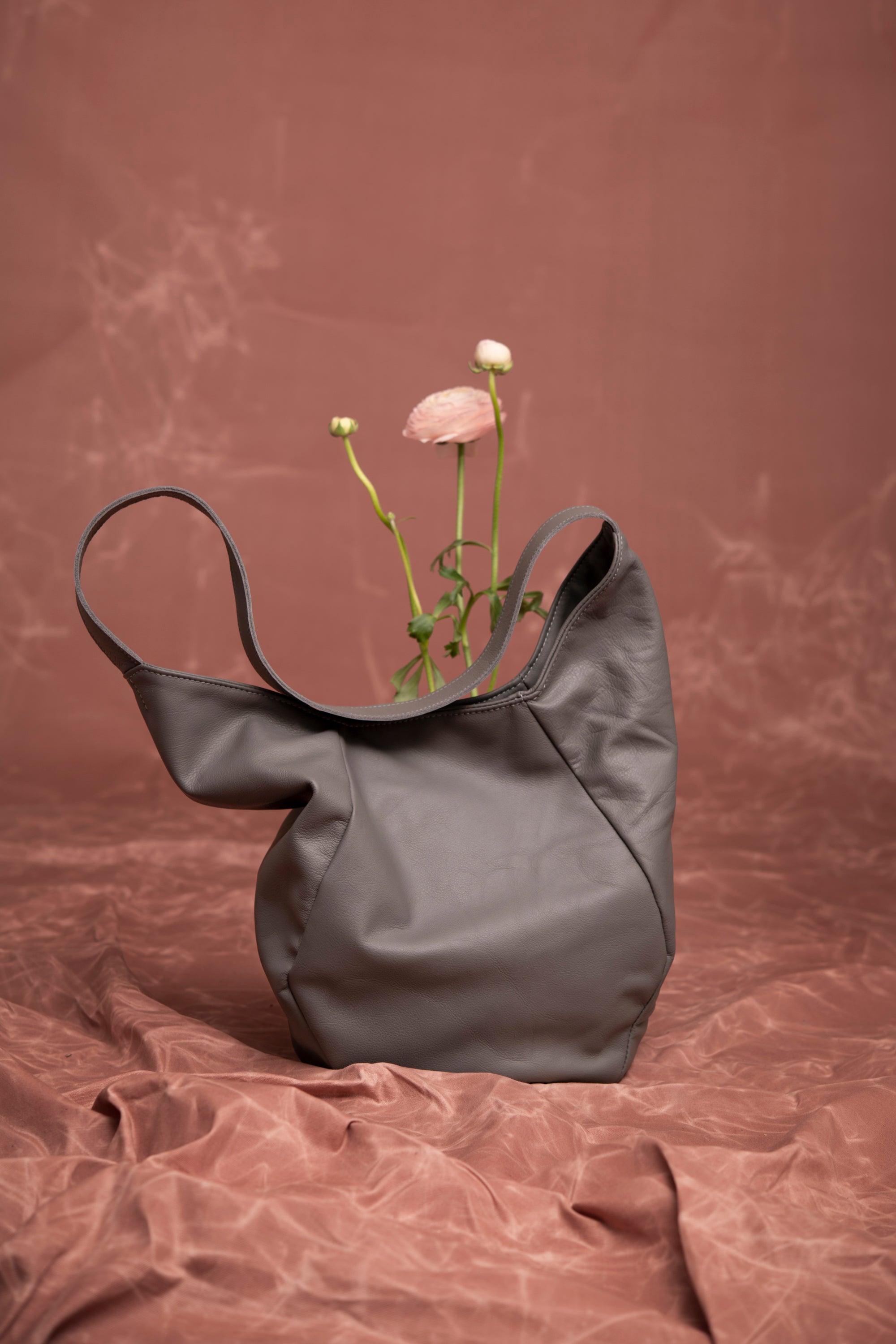 Geometrical leather tote bag MONT-ROYAL model, Veinage handmade in Montreal, Canada