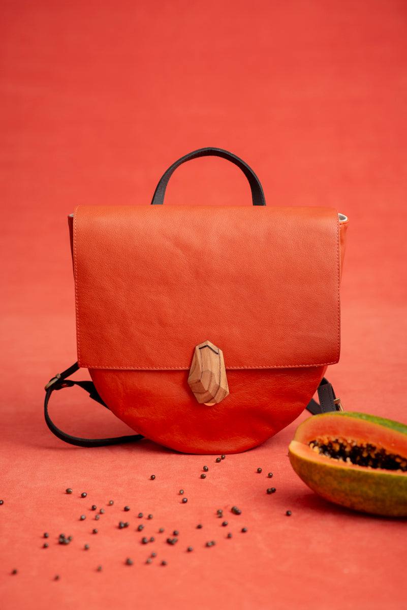 Leather backpack with wooden closure PAPAYE made to order