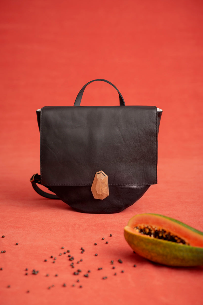 Leather backpack with wooden closure PAPAYE made to order