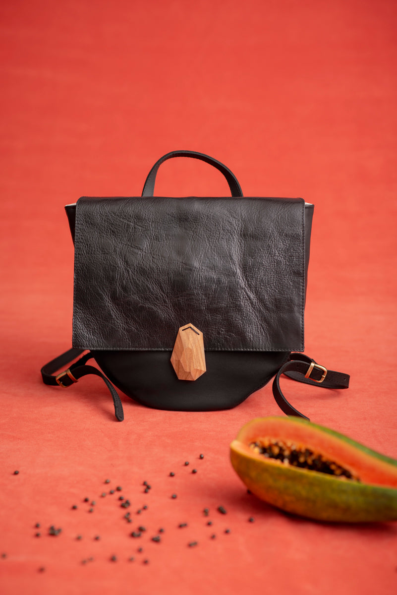 Leather backpack with wooden closure PAPAYE made to order