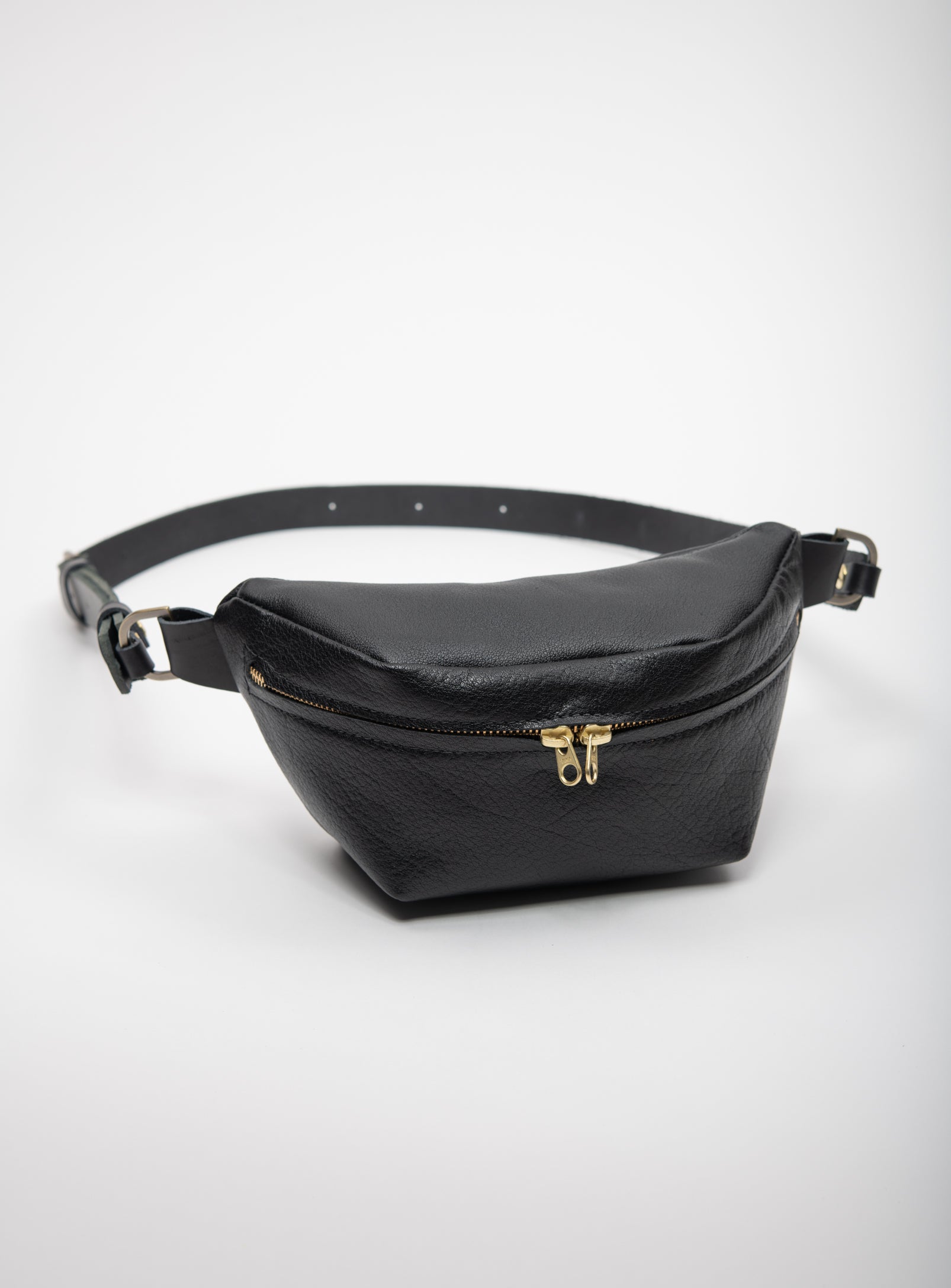 Leather fanny pack MUSA model designed by Violaine Tétreault, Veinage Montréal Canada