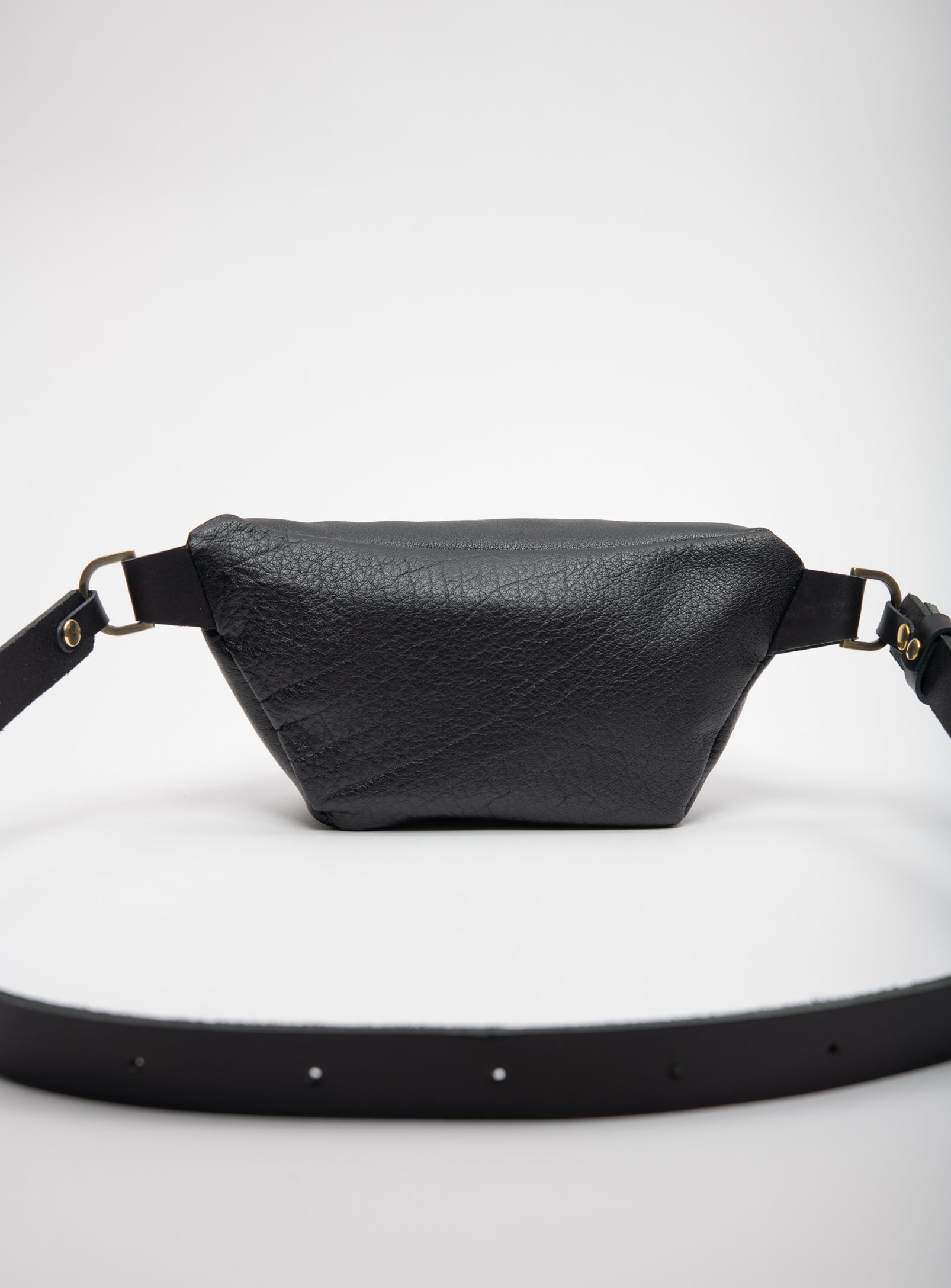 Leather fanny pack MUSA model designed by Violaine Tétreault, Veinage Montréal Canada