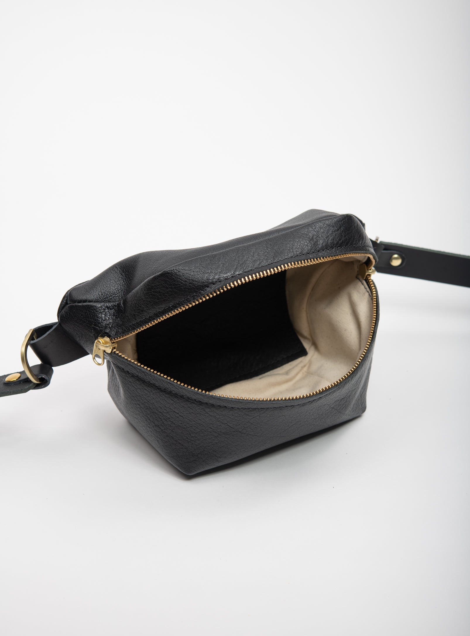 Leather fanny pack MUSA model designed by Violaine Tétreault, Veinage Montréal Canada