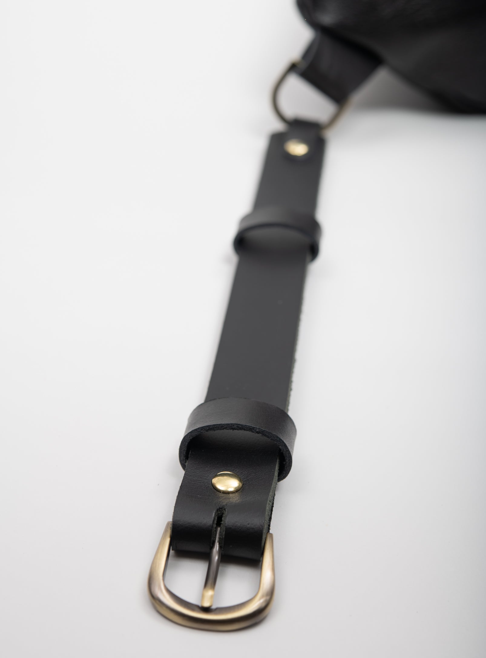 Leather fanny pack MUSA model designed by Violaine Tétreault, Veinage Montréal Canada