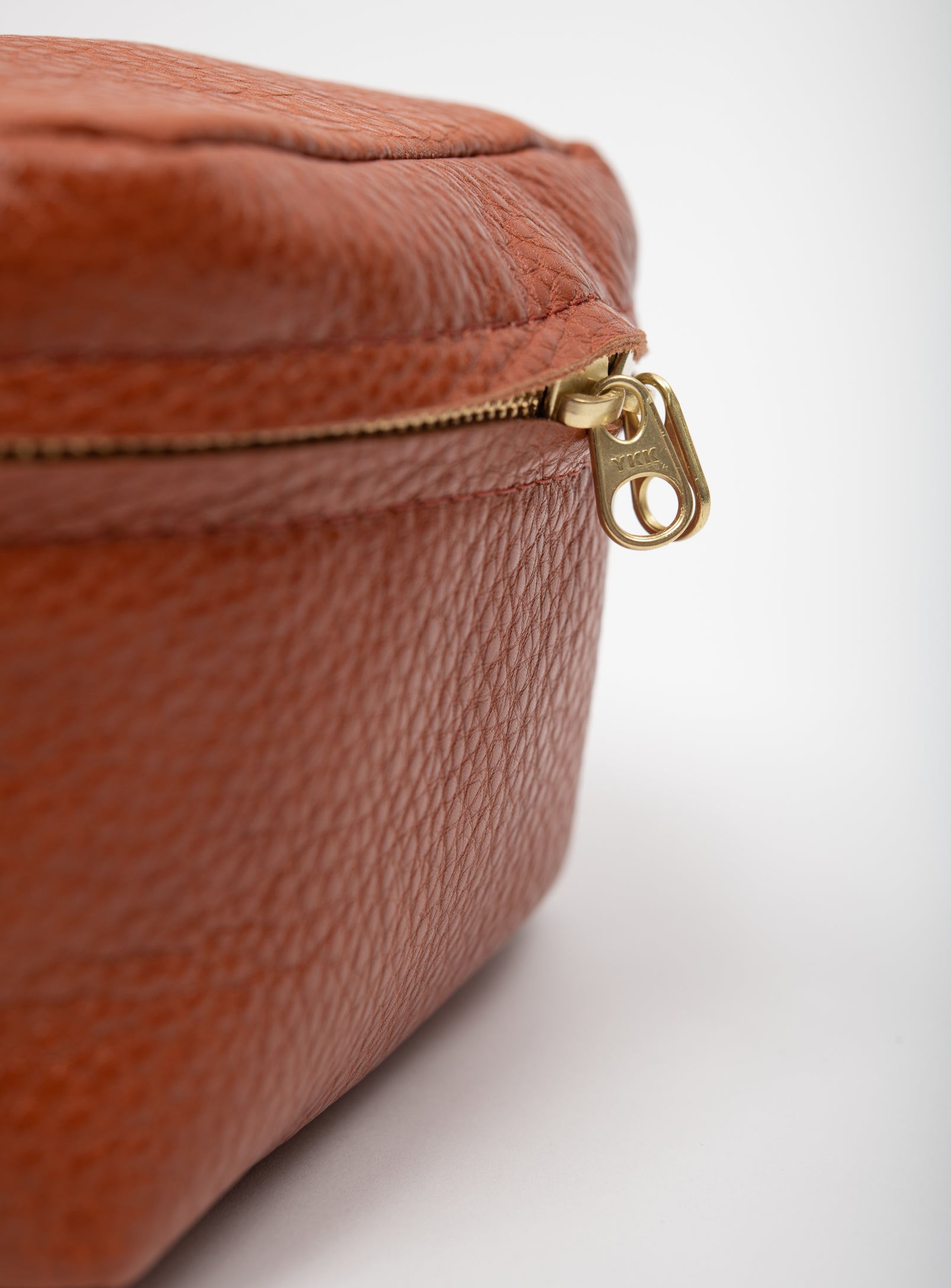 Leather fanny pack MUSA model designed by Violaine Tétreault, Veinage Montréal Canada