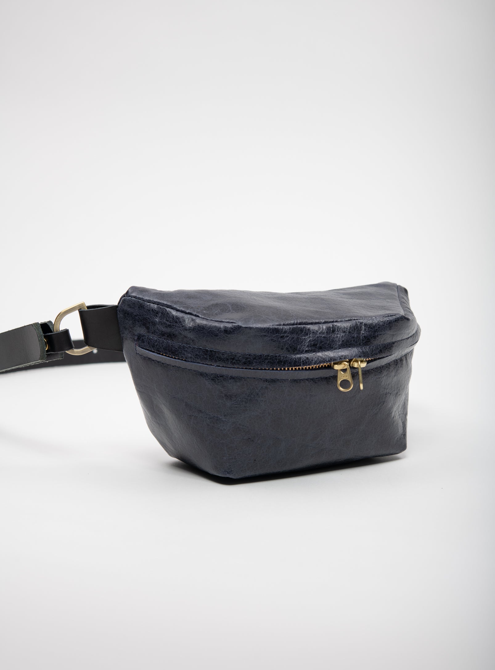 Leather fanny pack MUSA model designed by Violaine Tétreault, Veinage Montréal Canada