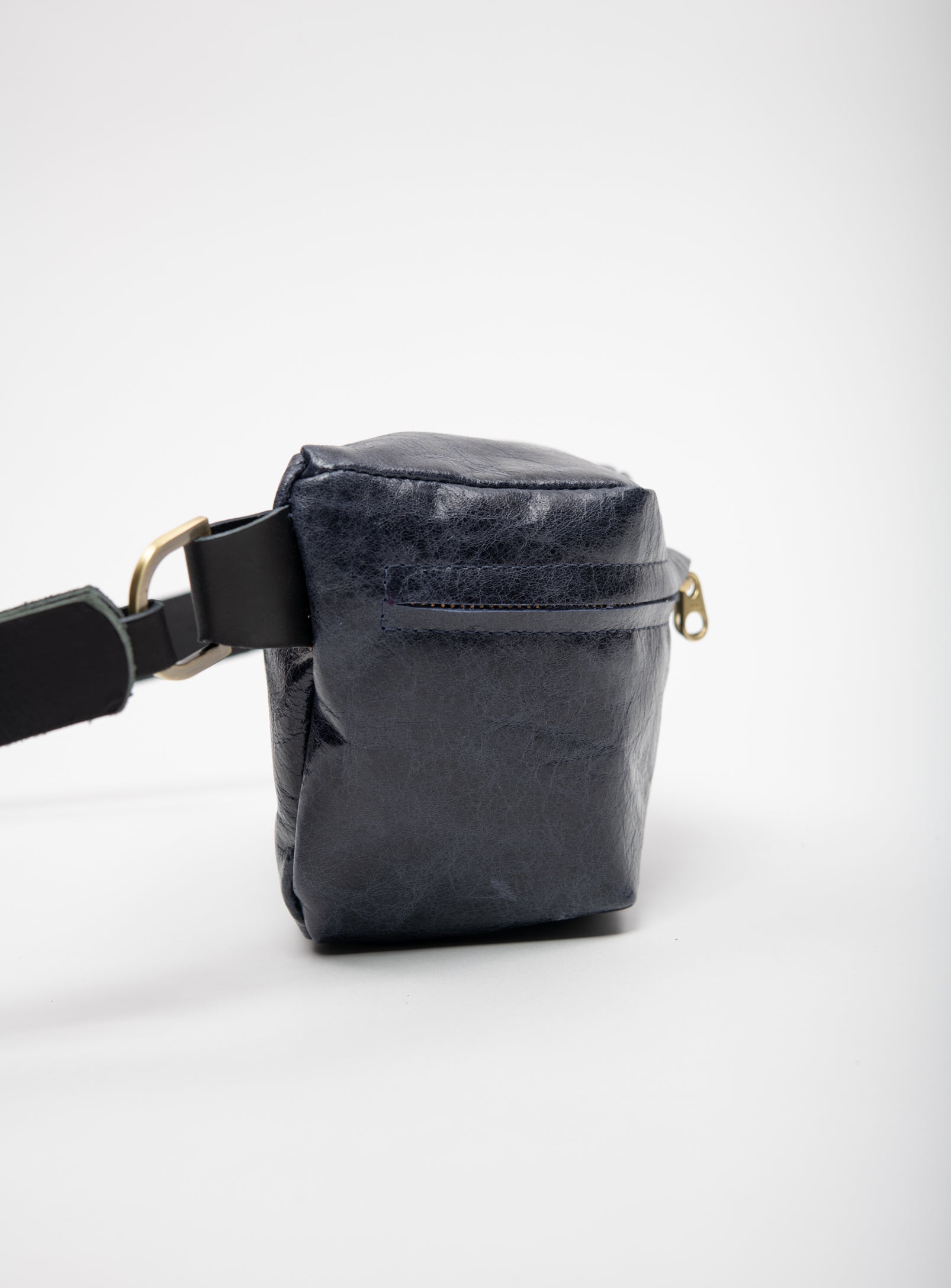 Leather fanny pack MUSA model designed by Violaine Tétreault, Veinage Montréal Canada