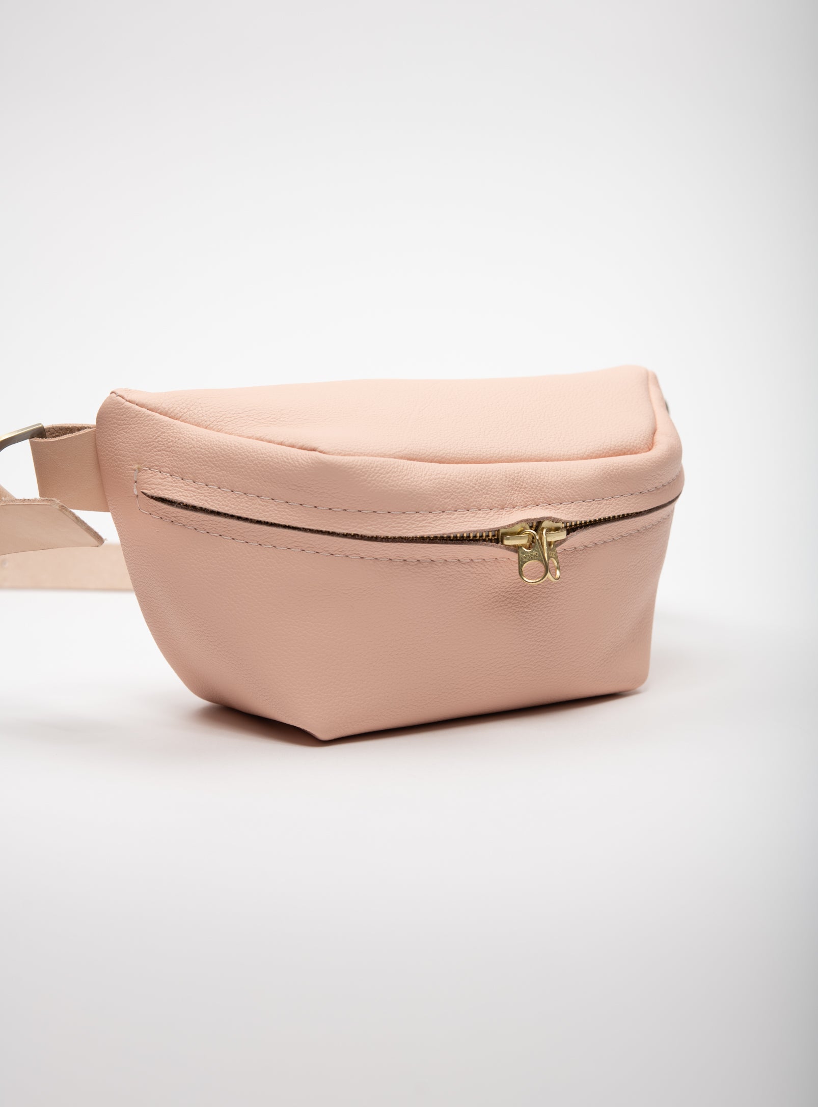 Leather fanny pack MUSA model designed by Violaine Tétreault, Veinage Montréal Canada