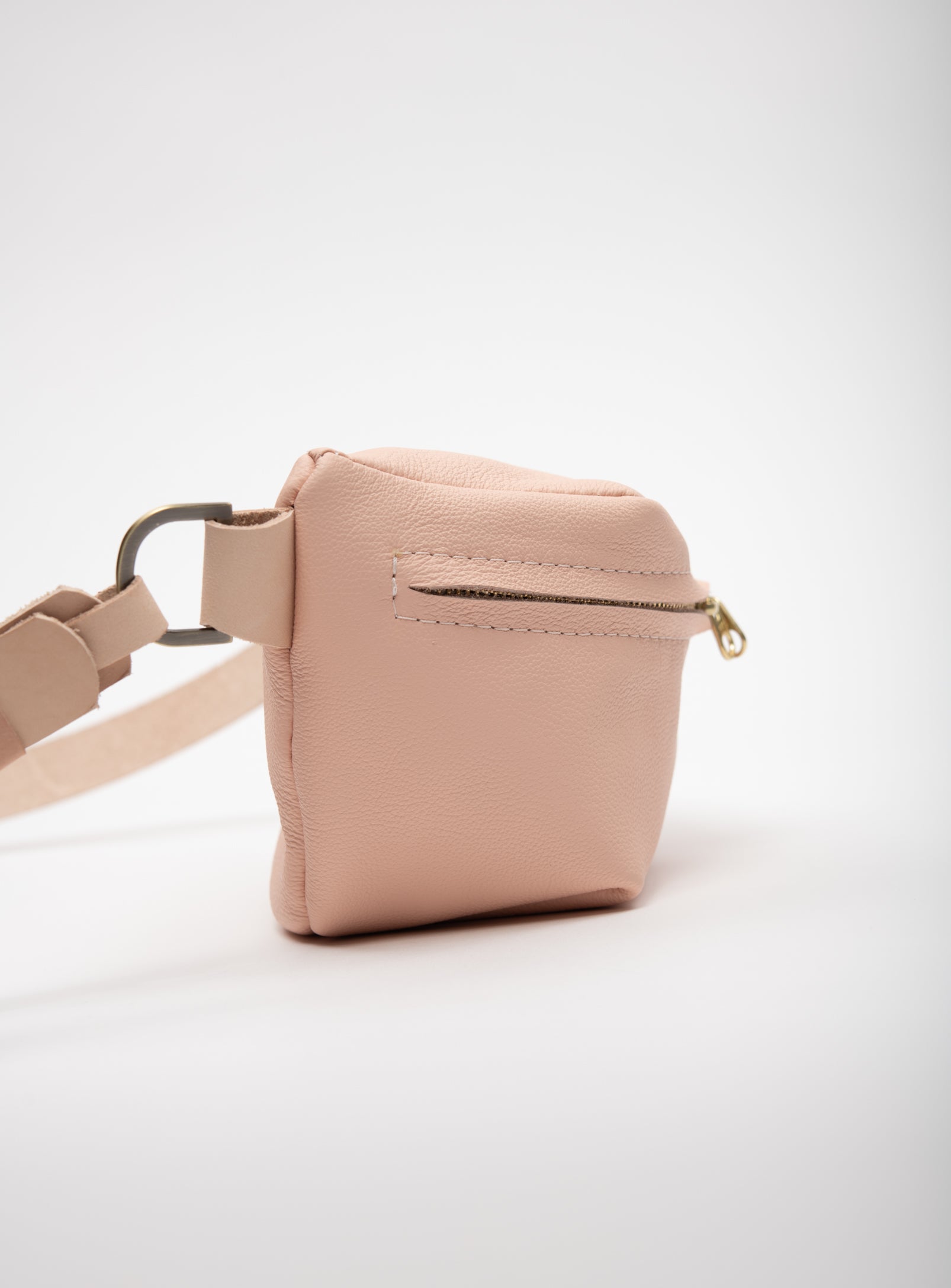 Leather fanny pack MUSA model designed by Violaine Tétreault, Veinage Montréal Canada