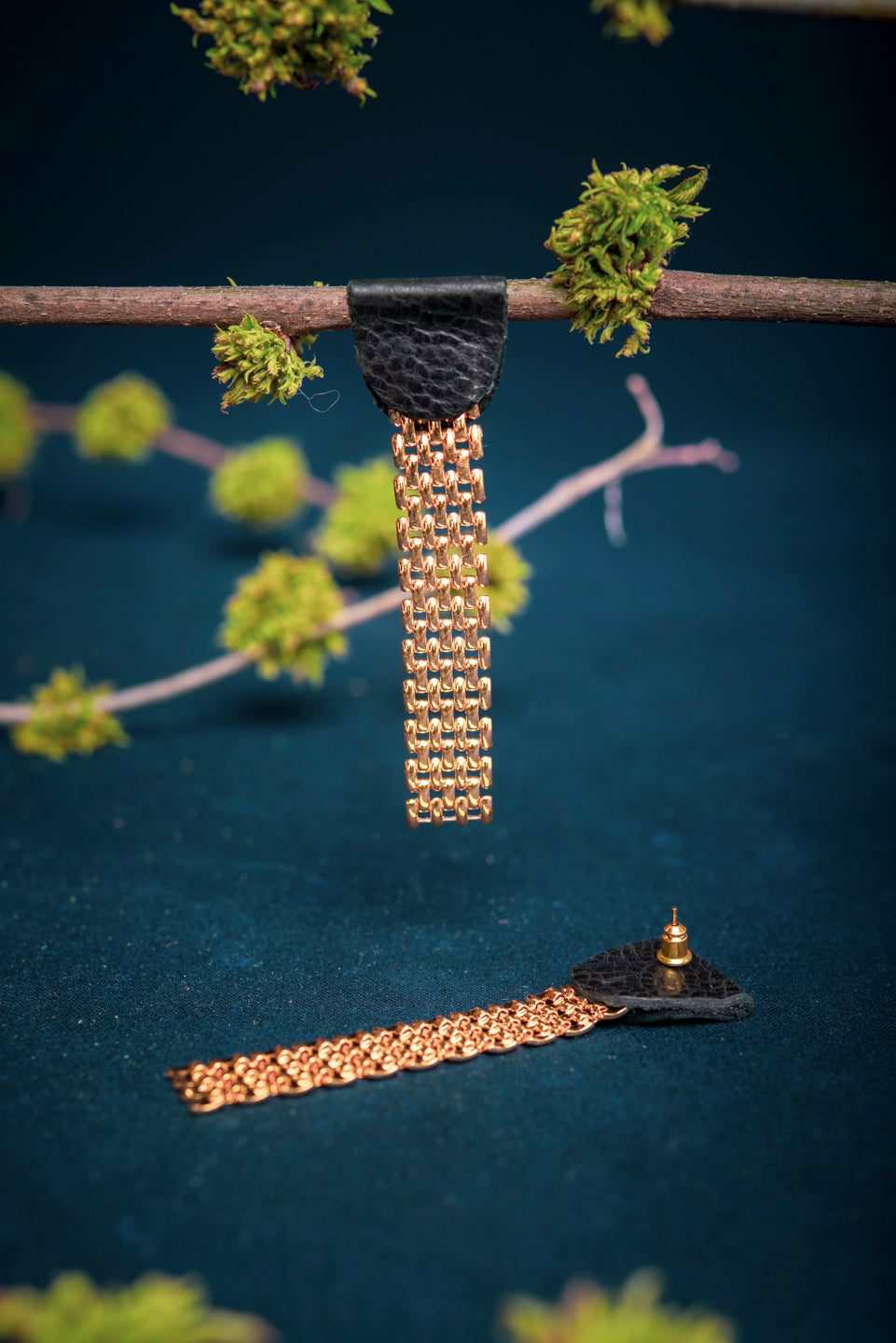 Leather and gold mesh chain stud earrings 8e AVENUE model