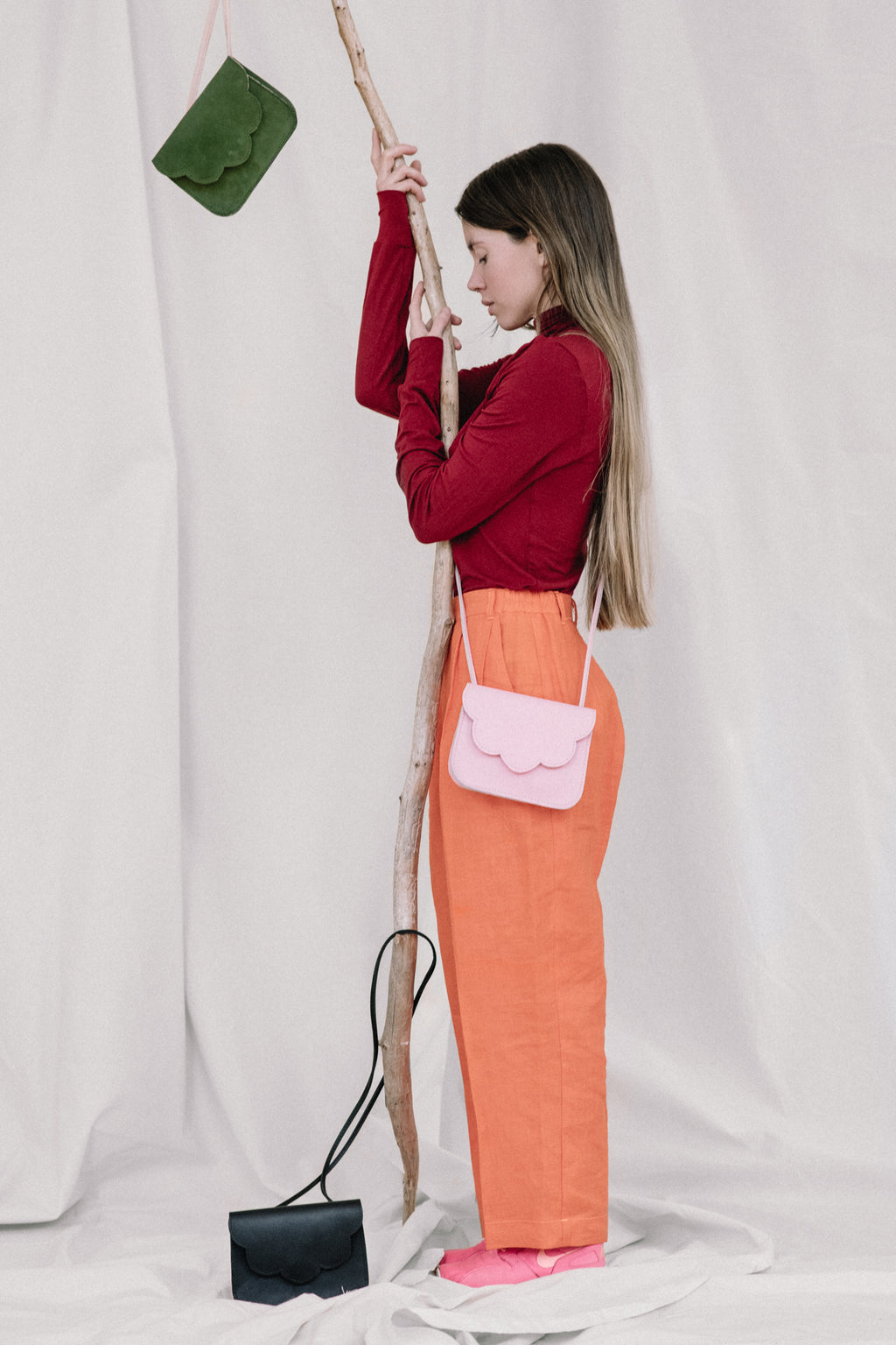 Small leather bag with shoulder strap and scalloped flap VEINAGE x Noémiah