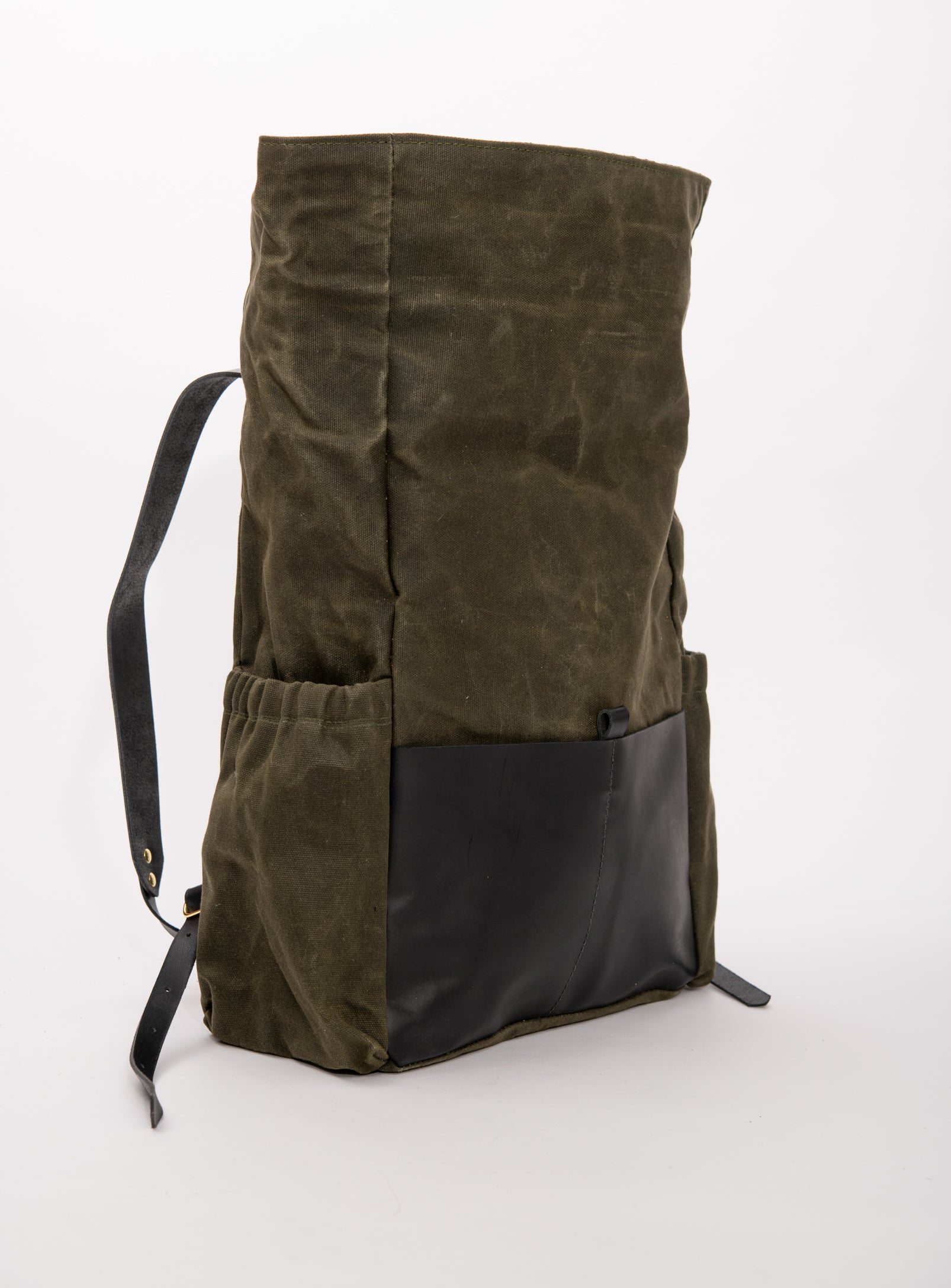 Veinage De Lorimier black leather and army green waxed canvas roll top backpack, handmade in Montreal Canada